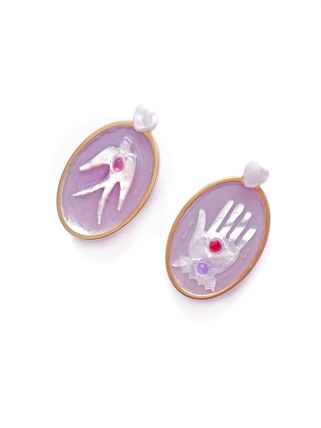 Unlogical Poem Hand/Bird  Oval Natural Shell Handmade Ear-clips