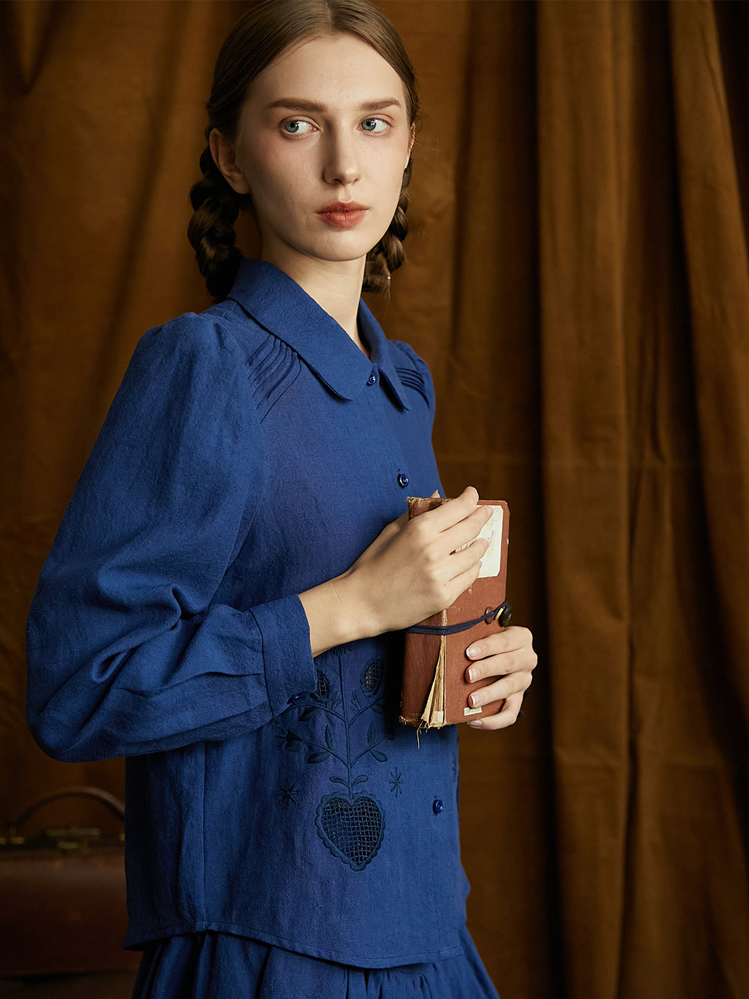 Unlogical Poem Victorian style Floral Embroidered Pleated Blue Hemp Shirt