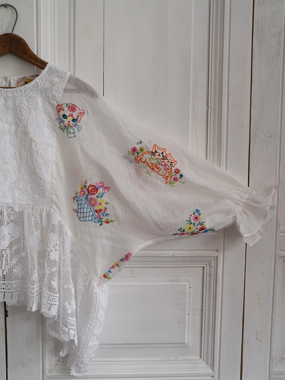 Unlogical Poem Cat Flower Embroidered Patchwork Lace Blouse