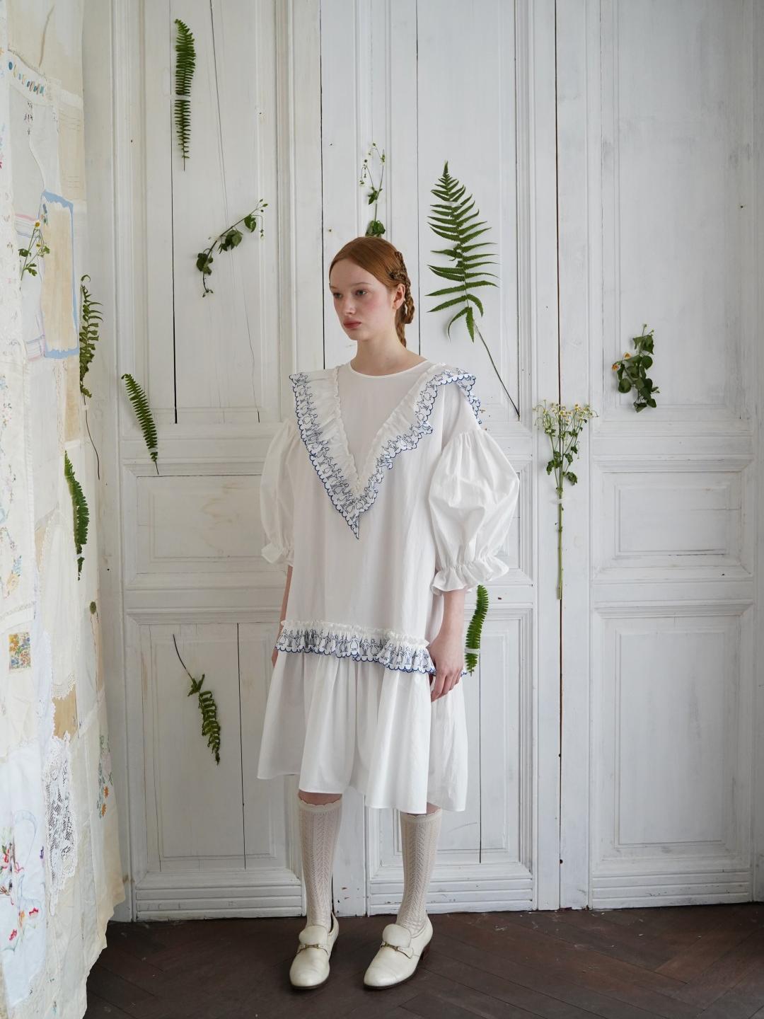 Unlogical Poem V-neck Ruffled Silhouette Embroidered Dress