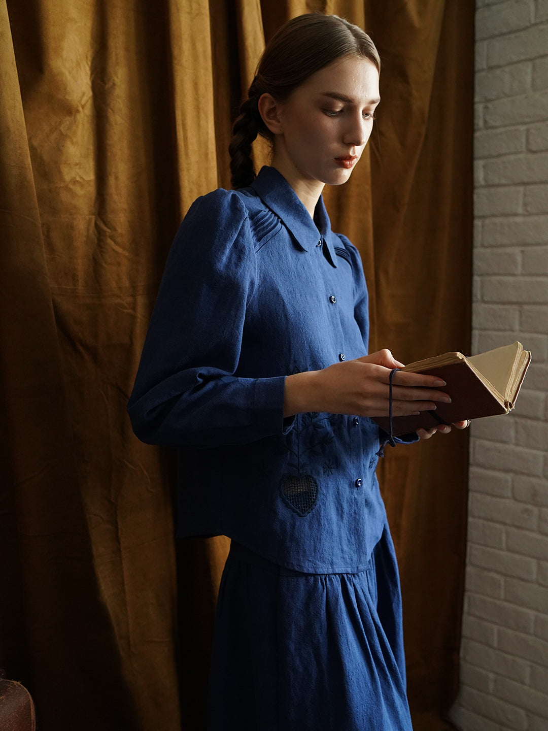 Unlogical Poem Victorian style Floral Embroidered Pleated Blue Hemp Shirt