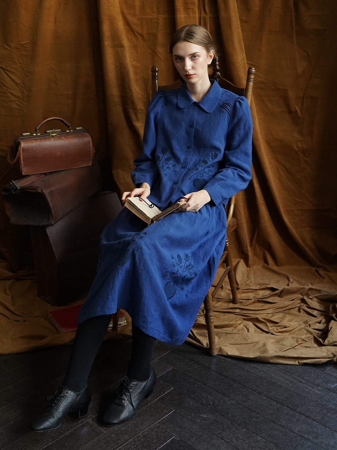 Unlogical Poem Victorian style Floral Embroidered Pleated Blue Hemp Shirt