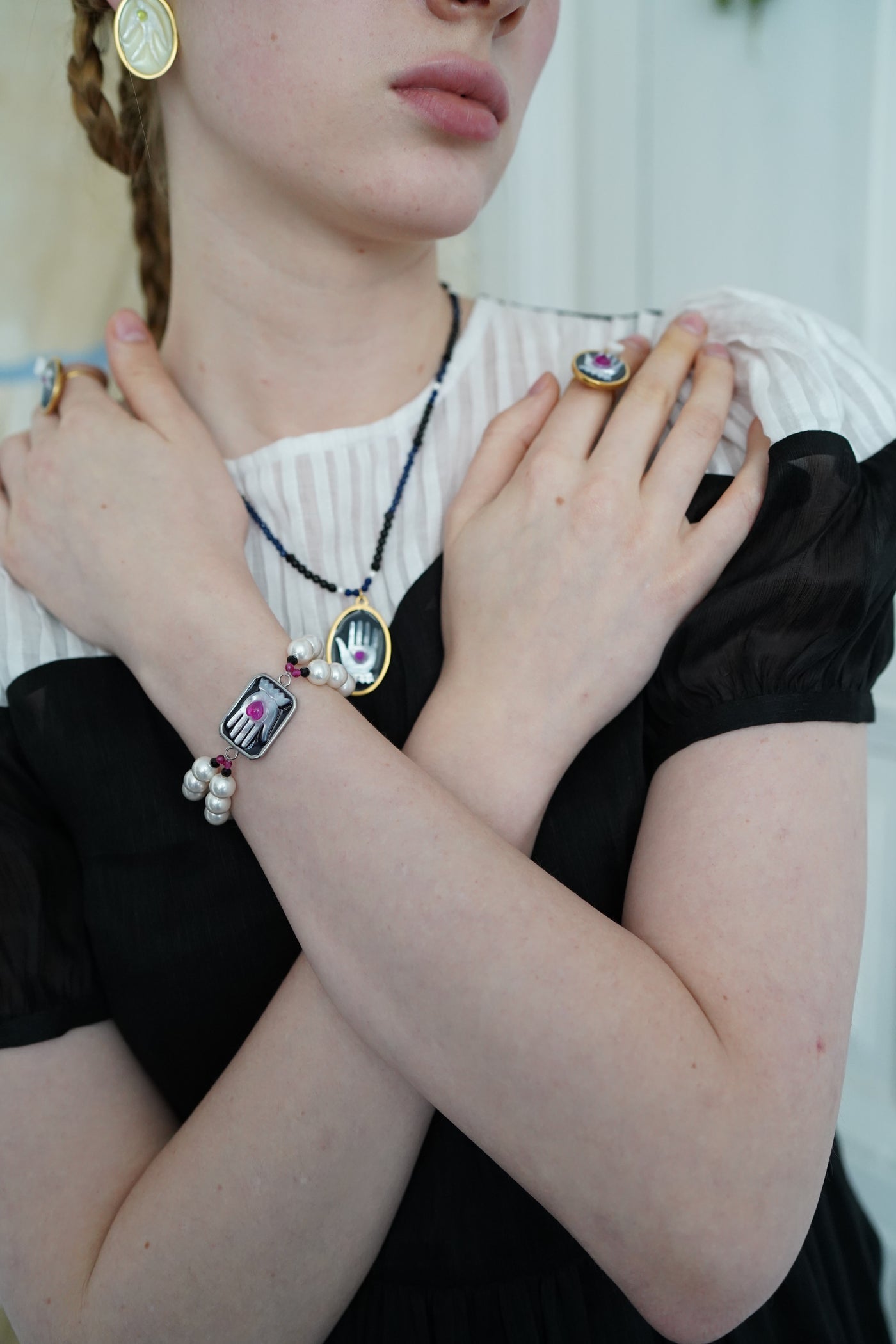 Unlogical Poem Hand-shaped Natural Shell Bracelet