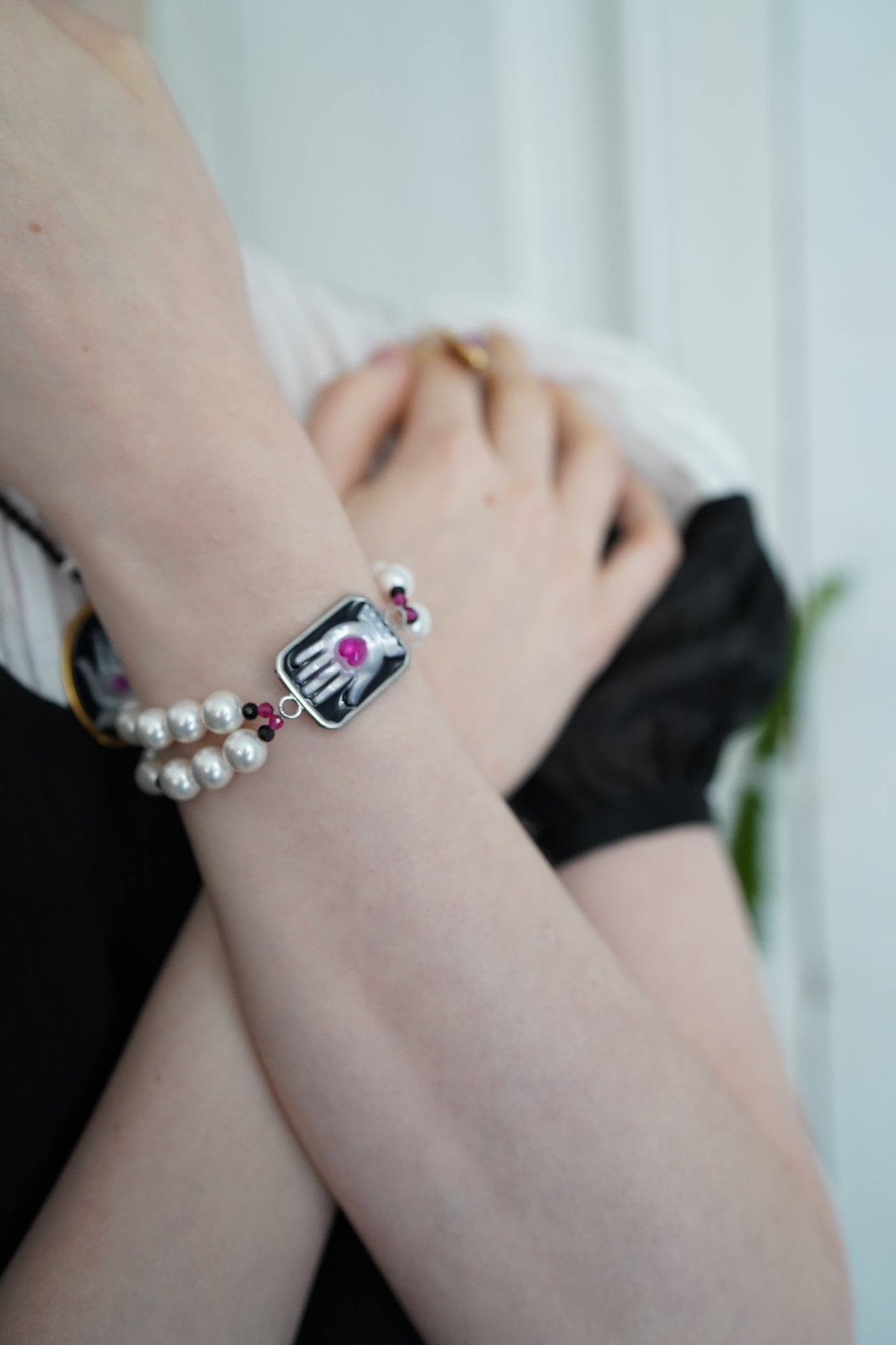 Unlogical Poem Hand-shaped Natural Shell Bracelet
