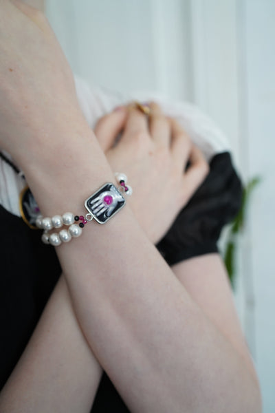 Unlogical Poem Hand-shaped Natural Shell Bracelet