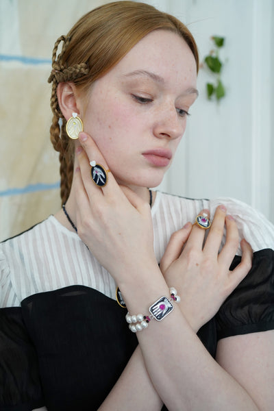 Unlogical Poem Hand-shaped Natural Shell Bracelet