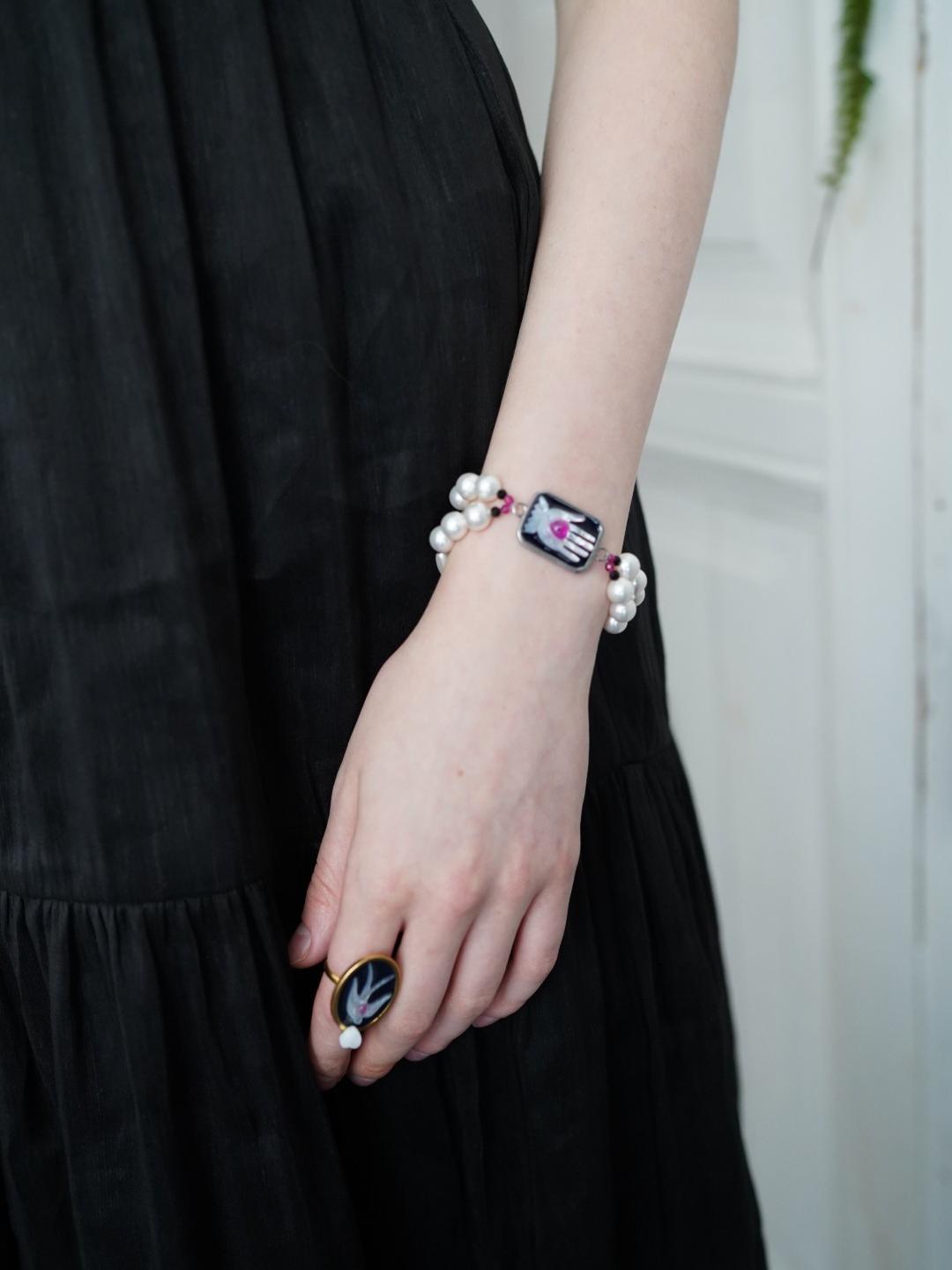 Unlogical Poem Hand-shaped Natural Shell Bracelet