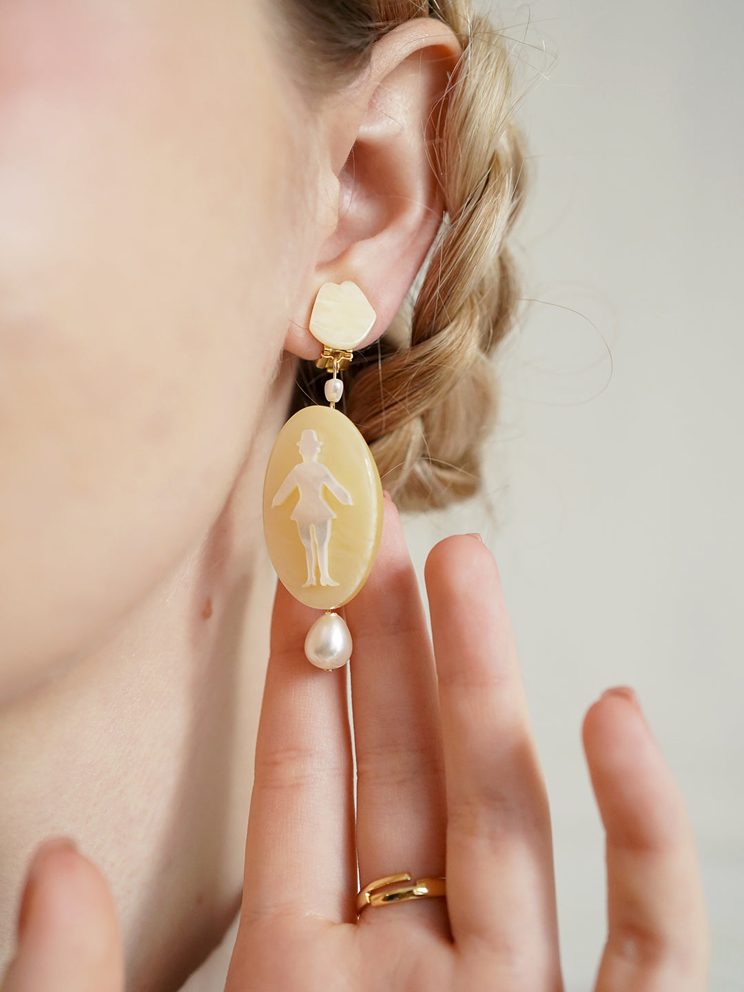 Unlogical Poem Paper-cut Style Natural Shell Ear-clips