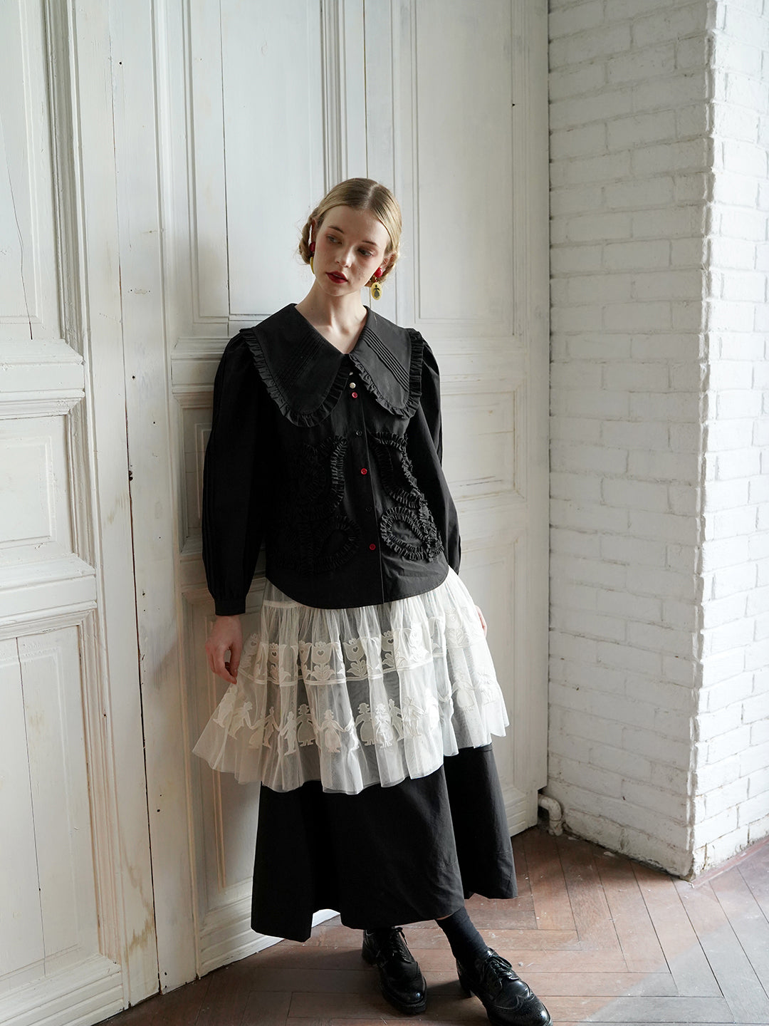 Unlogical Poem Paper-cut Patch Embroidered Mesh Skirt
