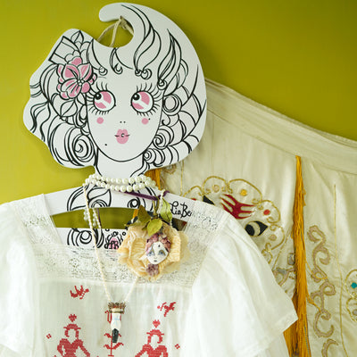Little thing X Lio Beardsley Retro style Wooden clothes-hanger - Mrs Blonde